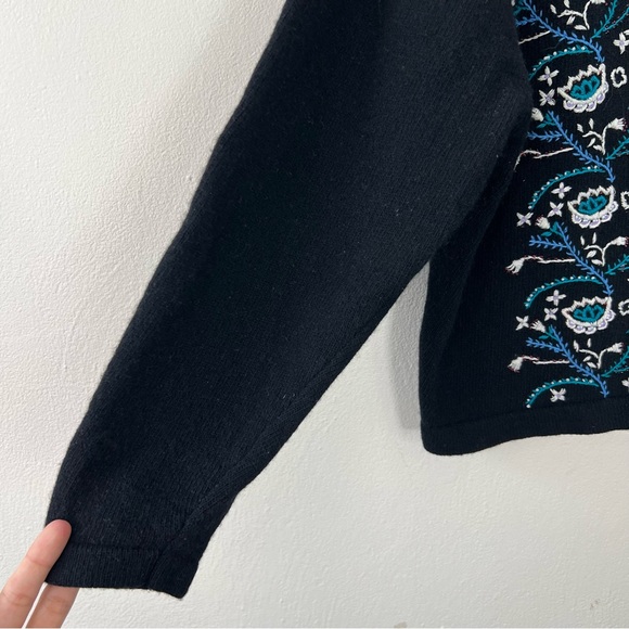 100% Lambswool Vintage Floral Embroidered V-Neck Buttoned Front Sweater - Picture 4 of 9